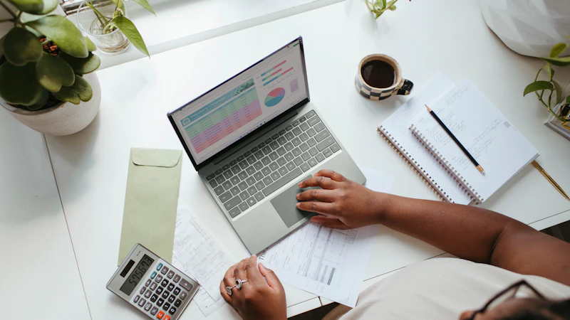 Empreendedora trabalhando em um notebook no início de um negócio