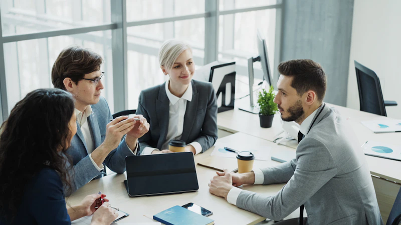 Equipe diversa reunida para analisar resultados e decisões