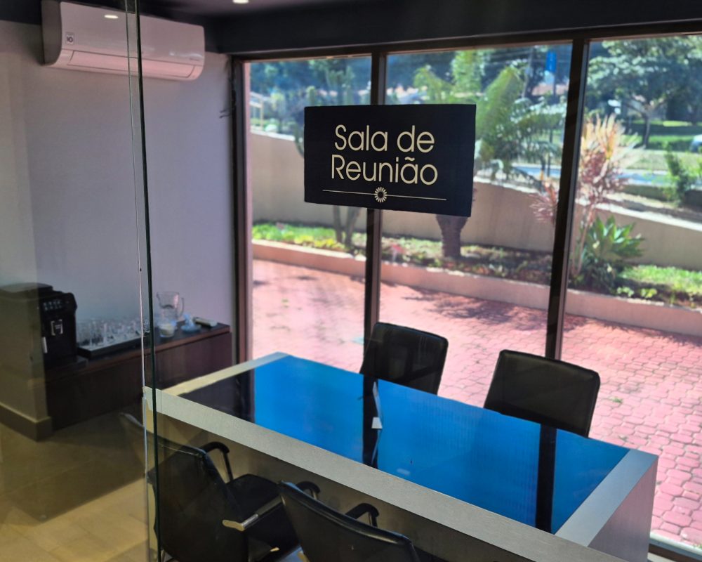 Equipe organizando documentos para troca de contador